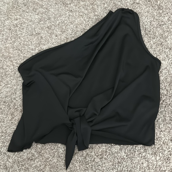 NWOT Bundle of three crop tops - Picture 9 of 16